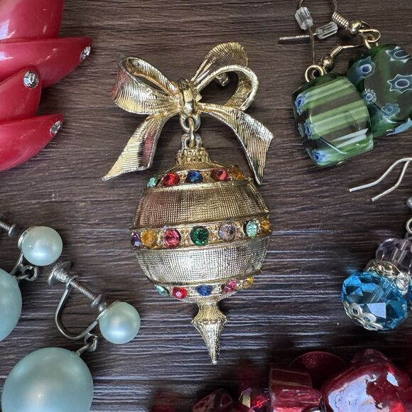 Christmas Costume Jewelry Lot of 18 Vintage to Modern Brooches Earrings Holidays - Picture 5 of 16